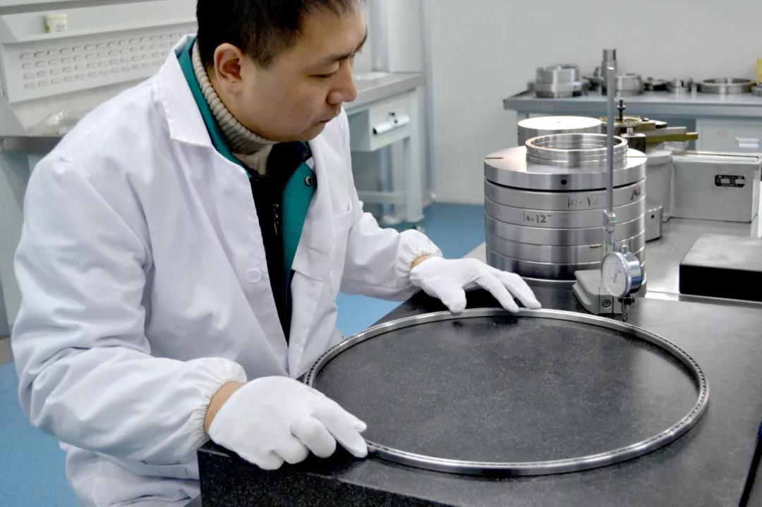 洛陽彙工(gong)研制出大型不鏽(xiu)鋼薄壁軸承