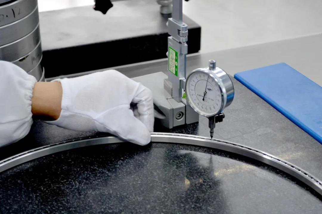 洛陽彙工研制出(chū)大型不鏽鋼薄壁(bi)軸承